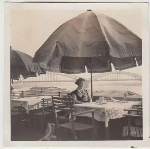 (F15231) Orig. Foto Düsseldorf, Frau im Café, Rheinbrücke im Hintergrund 1930er