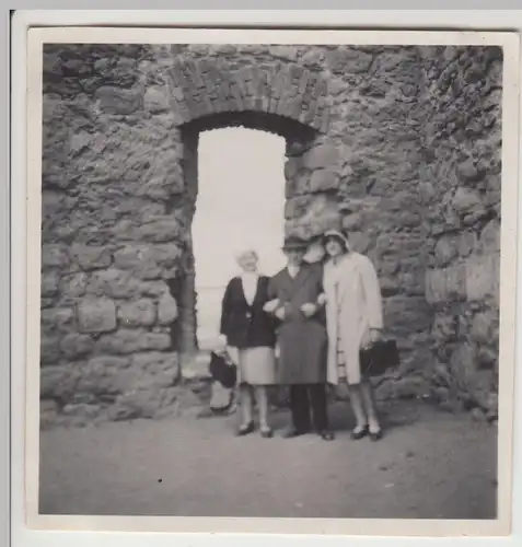 (F15230) Orig. Foto Drachenfels, Personen an der Ruine 1930