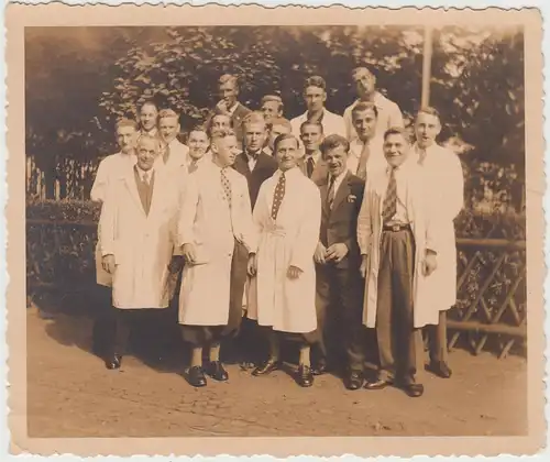 (F15227) Orig. Foto Personen in weißen Kitteln, Gruppenbild 1920/30er