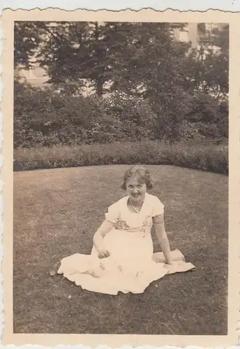 (F15191) Orig. Foto junge Frau sitzt in einem Park in Leipzig 1935