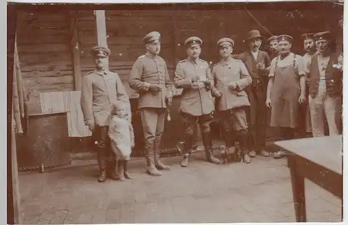 (F1517) Orig. Foto 1.WK, Soldaten Offiziere mit Zivilisten und Kind 1914-18