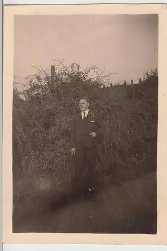 (F15167) Orig. Foto junger Mann steht im Freien 1934