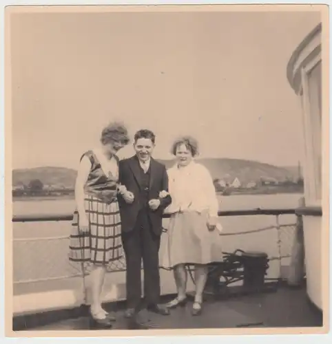 (F15161) Orig. Foto Personen auf dem Rheindampfer >Elberfeld< in Andernach 1930