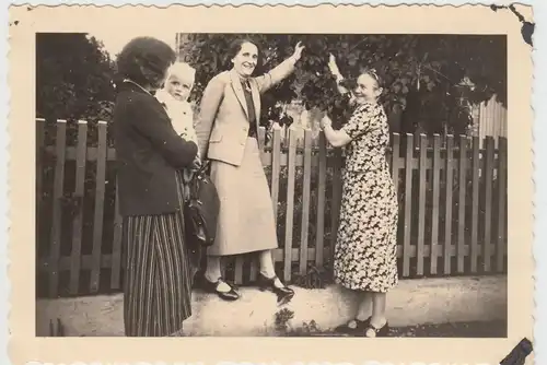 (F15154) Orig. Foto Personen am Gartenzaun in Unnau 1938