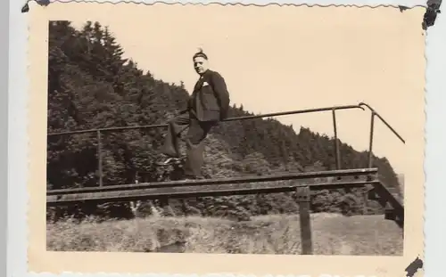 (F15153) Orig. Foto Unnau, Mann auf kleiner Brücke, Nister-Steg 1938