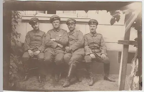 (F1514) Orig. Foto 1.WK Soldaten auf einer Bank, 1914-18