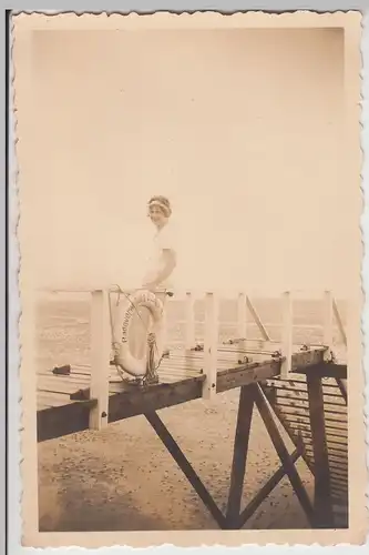 (F15134) Orig. Foto Büsum, junge Frau auf Strandbrücke, Badeverwaltung, 1936