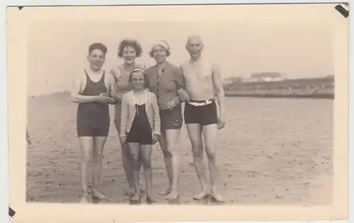 (F15133) Orig. Foto Büsum, Personen am Strand 1936