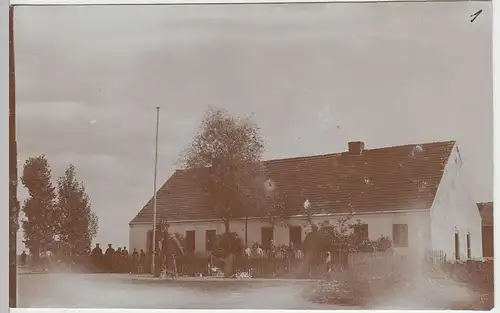 (F1513) Orig. Foto 1.WK Attrappe eines Pferdes vor einem Gebäude, 1914-18