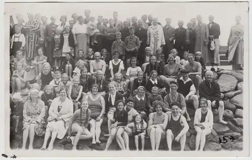 (F15129) Orig. Foto Büsum, Gruppenbild am Steinstrand 1936