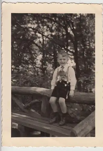 (F15128) Orig. Foto kleiner Junge sitzt auf einer Bank 1936