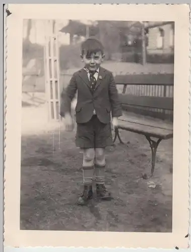 (F15126) Orig. Foto kleiner Junge an einer Bank 1936
