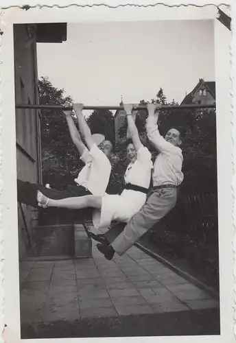 (F15125) Orig. Foto Personen hängen an einer Wäschestange 1936