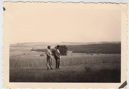 (F15109) Orig. Foto Personen spazieren am Feldrand 1935