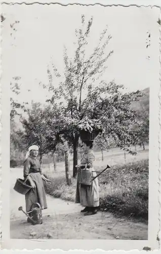 (F15099) Orig. Foto Damen mit Gieskannen im Freien 1935