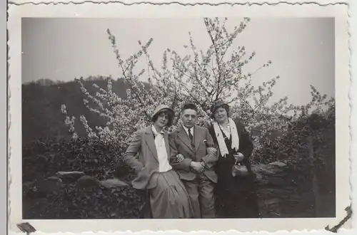 (F15064) Orig. Foto Personen vor einem blühendem Strauch, am Rhein 1930er