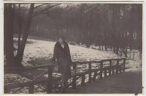 (F15058) Orig. Foto Frau lehnt am Holzgeländer, Spaziergang Winter 1930er