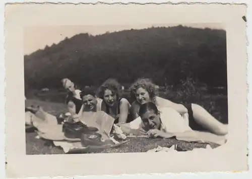 (F15053) Orig. Foto Personen auf der Liegewiese nach dem Baden 1930er