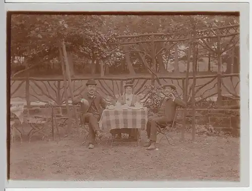 (F1505) Orig. Foto Dame m. Herren sitzen i. Biergarten, Kaffekränzchen 1920er