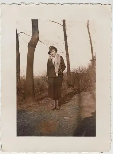 (F15049) Orig. Foto junge Frau mit Fuchspelz im Freien 1930er