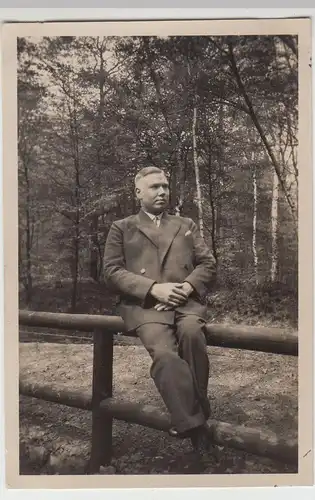 (F15045) Orig. Foto junger Mann sitzt auf Geländer 1930er