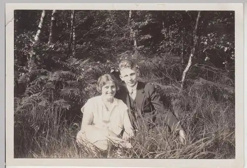(F15044) Orig. Foto Paar sitzt im Waldgras 19328