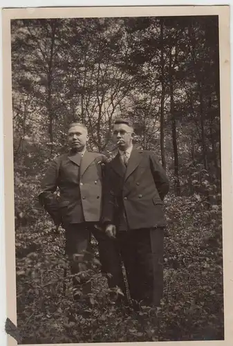 (F15043) Orig. Foto Männer stehen im Wald 1930er