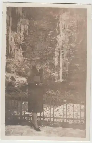 (F15042) Orig. Foto Frau steht am Eisenzaun, Wasserfall, Tropfstein o.ä. 1930er