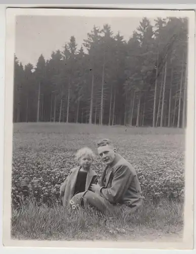 (F15037) Orig. Foto Mann mit Kleinkind an Blumenwiese 1930er