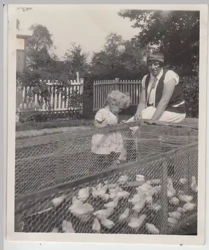 (F15036) Orig. Foto Frau m. Kleinkind am Kükengatter 1930er