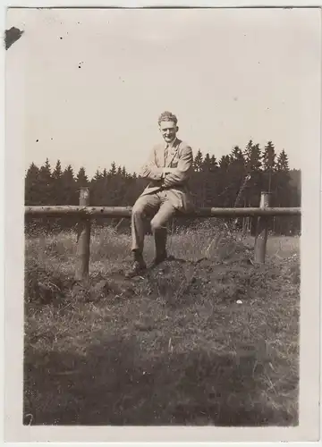 (F15034) Orig. Foto junger Mann sitzt auf einem Zaunsbalken 1920/30er