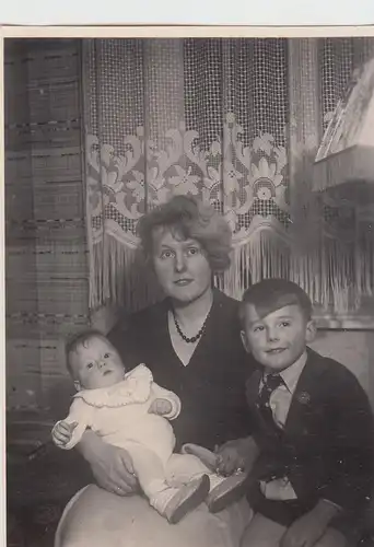 (F15030) Orig. Foto Frau mit 2 Kindern im Raum, 1937