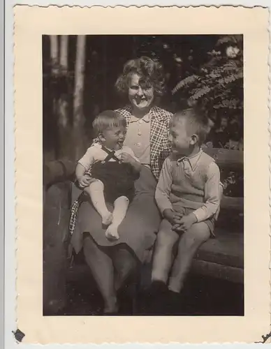 (F15028) Orig. Foto Frau mit 2 Kindern auf einer Bank 1938