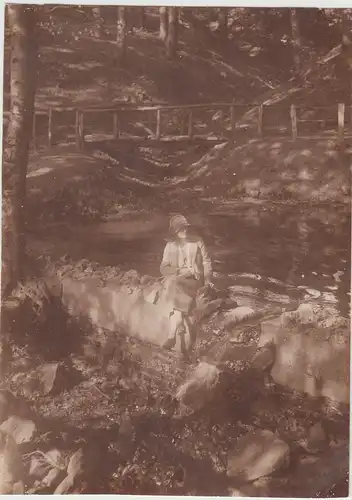 (F15020) Orig. Foto junge Frau sitzt im Wald, Brücke, Bachwehr, 1928-30