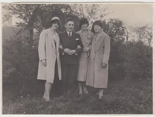 (F15018) Orig. Foto Personen stehen im Freien 1928-30