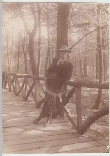 (F15014) Orig. Foto junger Mann Fröling lehnt an Holzgeländer 1928