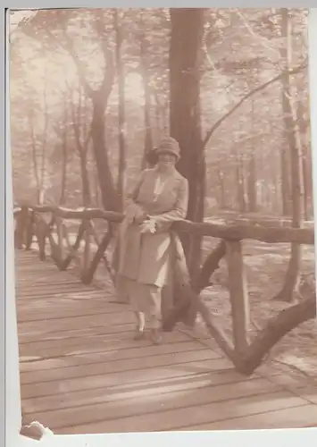(F15012) Orig. Foto junge Frau Fröling lehnt an Holzgeländer 1928