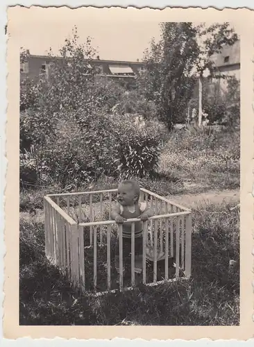 (F15011) Orig. Foto kleines Kind im Laufgitter im Garten 1928