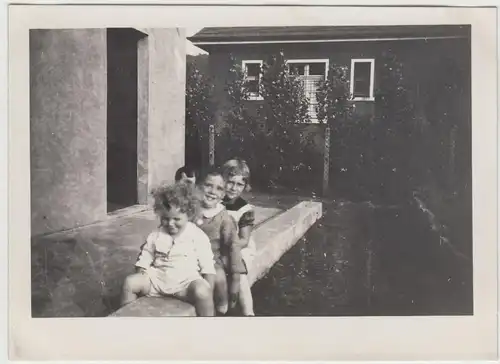 (F15010) Orig. Foto Kinder sitzen auf kleiner Mauer 1928