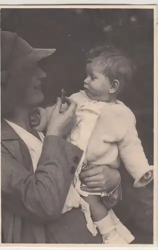 (F15008) Orig. Foto Dame mit kleinem Kind lockt mit Essen 1928