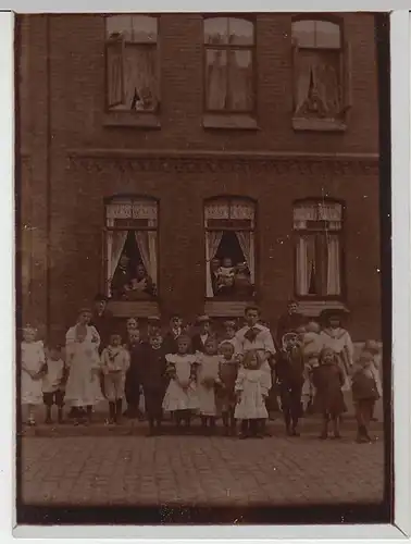 (F1501) Orig. Foto viele Kinder vor einem Haus und a.d. Fenstern, 1920er
