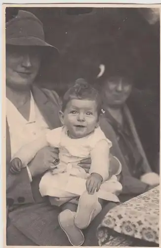 (F15006) Orig. Foto Damen mit kleinem Kind auf Schoß 1928