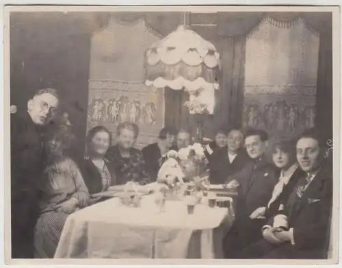 (F15003) Orig. Foto Personen sitzen am Tisch, Geburtstagsfeier 1928