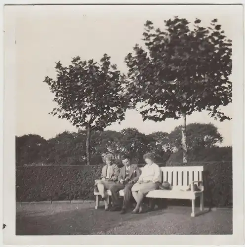 (F14997) Orig. Foto Personen sitzen auf einer Parkbank 1929
