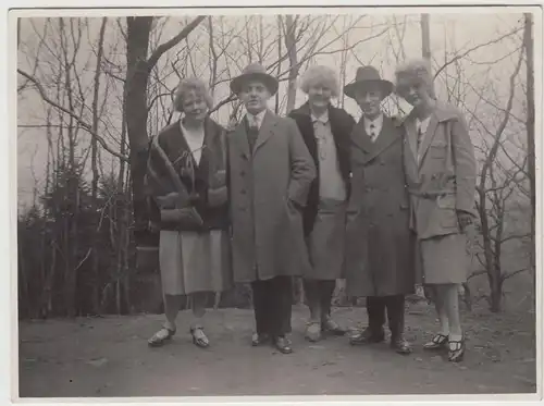 (F14991) Orig. Foto Spaziergang zu Ostern 1927