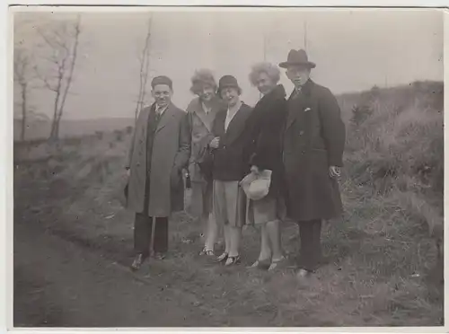 (F14990) Orig. Foto Spaziergang zu Ostern 1927