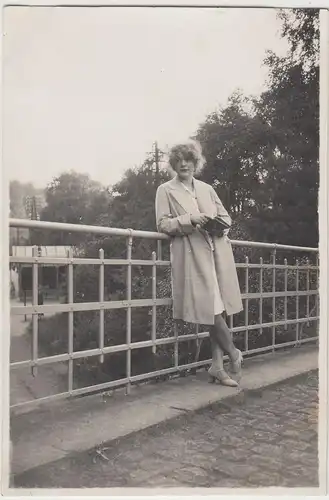 (F14988) Orig. Foto junge Frau Toni lehnt am Brückengeländer 1930