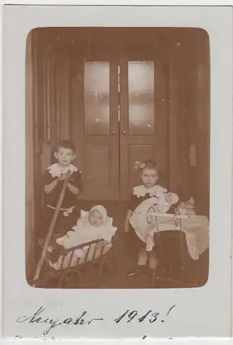 (F1499) Orig. Foto 3 Kinder mit Handwagen u. Puppenwagen, Neujahr 1913