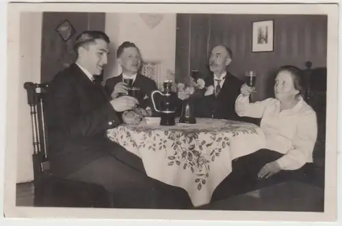 (F14984) Orig. Foto Personen zu Hause am Tisch, gemütlicher Abend 1929