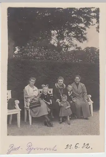 (F1497) Orig. Foto Bad Pyrmont, Damen u. Kinder sitzen im Park, 1922